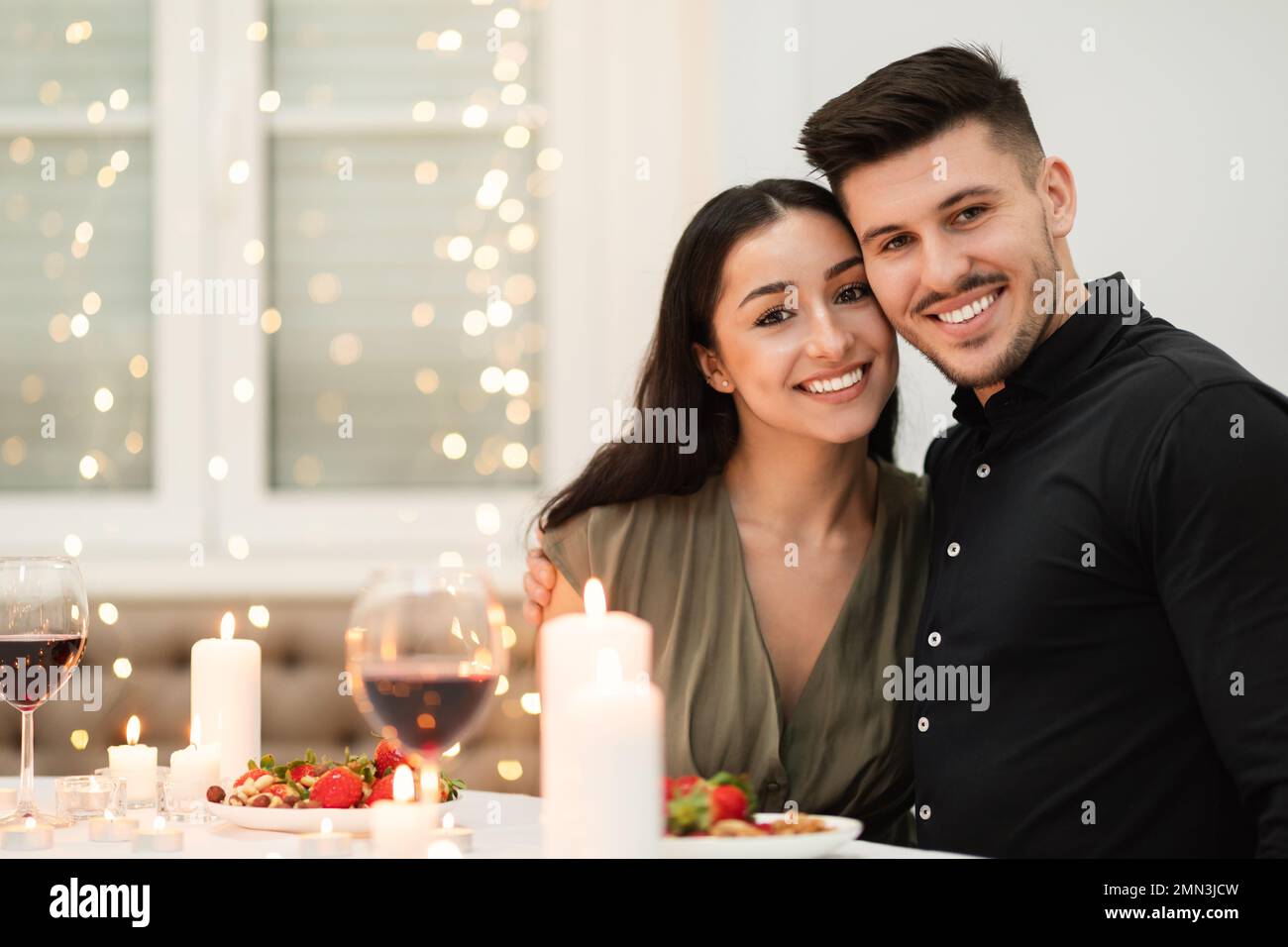 Portrait eines wunderschönen, liebevollen Paares, das den Valentinstag zu Hause feiert Stockfoto