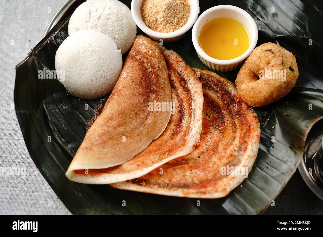 Südindisches vegetarisches Frühstück im idli karam podi dosa sambar Chutney Pulver Ghee und Filterkaffee Stockfoto