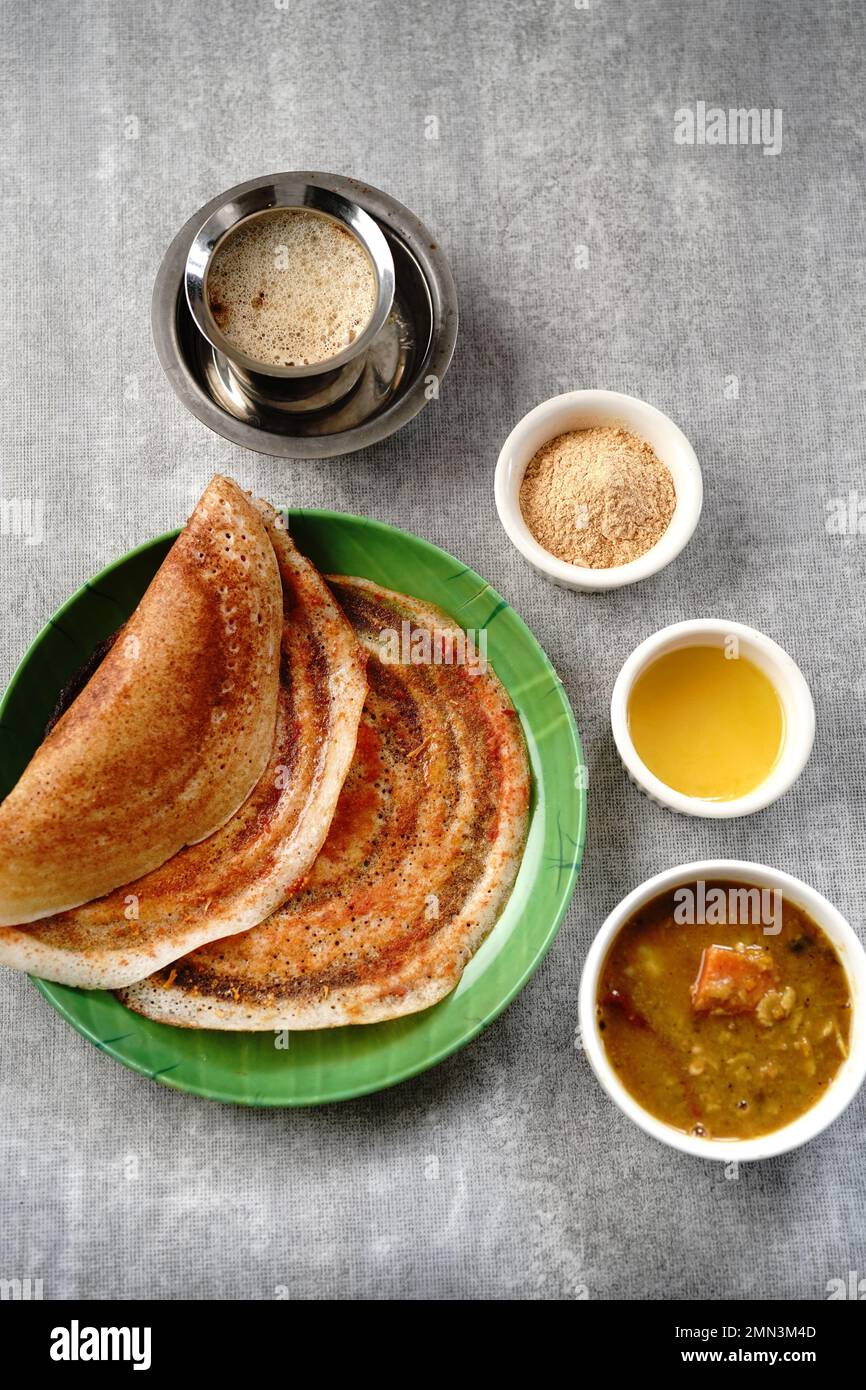 Südindisches vegetarisches Frühstück im idli karam podi dosa sambar Chutney Pulver Ghee und Filterkaffee Stockfoto