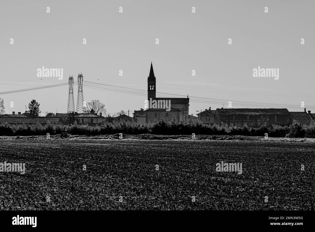 Italienische Landkirchen sind reich an Geschichte und Kunst und zeigen romanische, gotische und barocke Stile. Ein spiritueller Knotenpunkt für lokale Gemeinschaften. Stockfoto