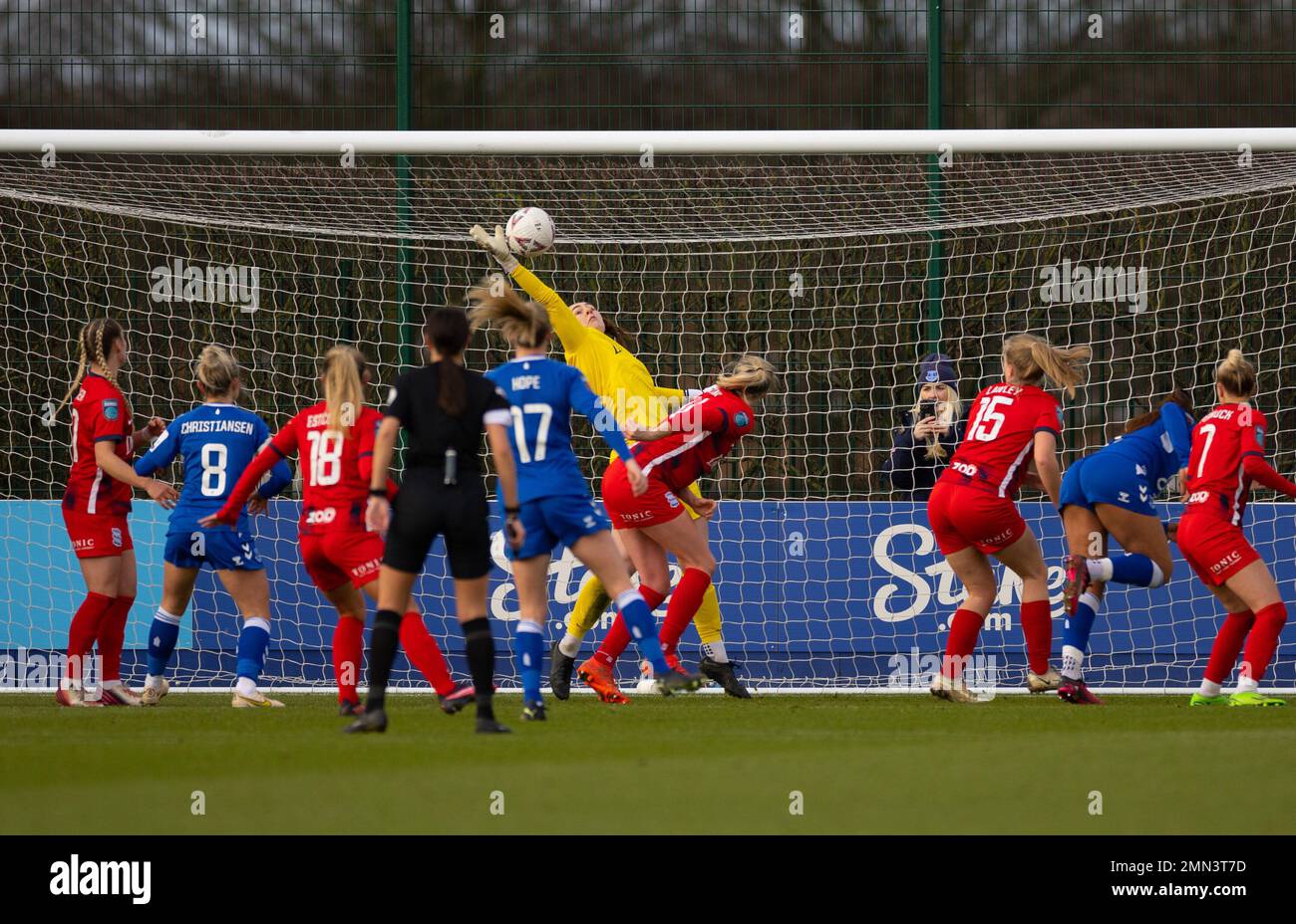 Liverpool, Großbritannien. 29. Januar 2023. Liverpool, England, Januar 29. 2023: Torhüterin Lucy Thomas (1 Birmingham) spart beim Womens FA Cup-Spiel zwischen Everton und Birmingham City im Walton Hall Park in Liverpool, England. (James Whitehead/SPP) Kredit: SPP Sport Press Photo. Alamy Live News Stockfoto