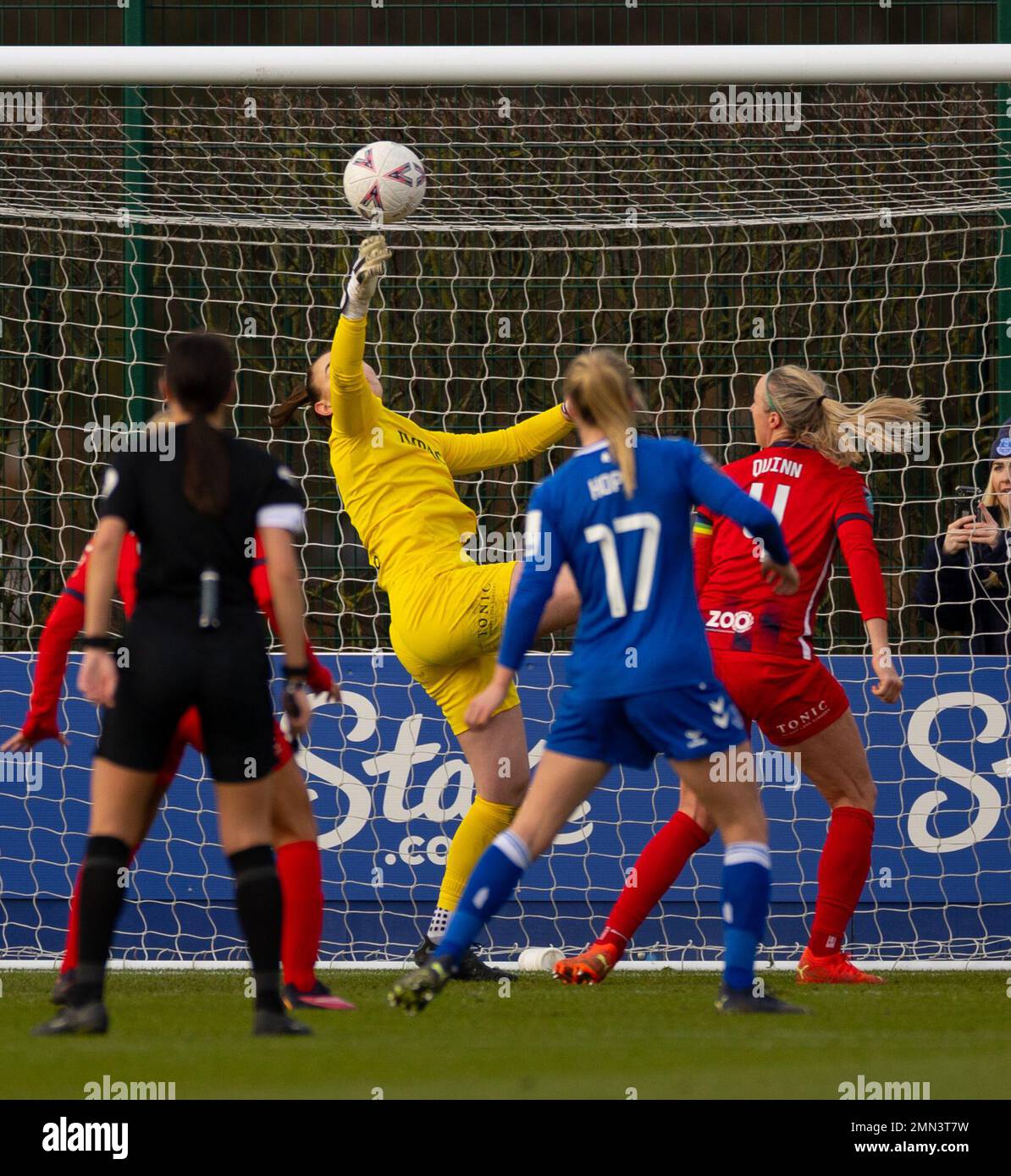 Liverpool, Großbritannien. 29. Januar 2023. Liverpool, England, Januar 29. 2023: Torhüterin Lucy Thomas (1 Birmingham) spart beim Womens FA Cup-Spiel zwischen Everton und Birmingham City im Walton Hall Park in Liverpool, England. (James Whitehead/SPP) Kredit: SPP Sport Press Photo. Alamy Live News Stockfoto