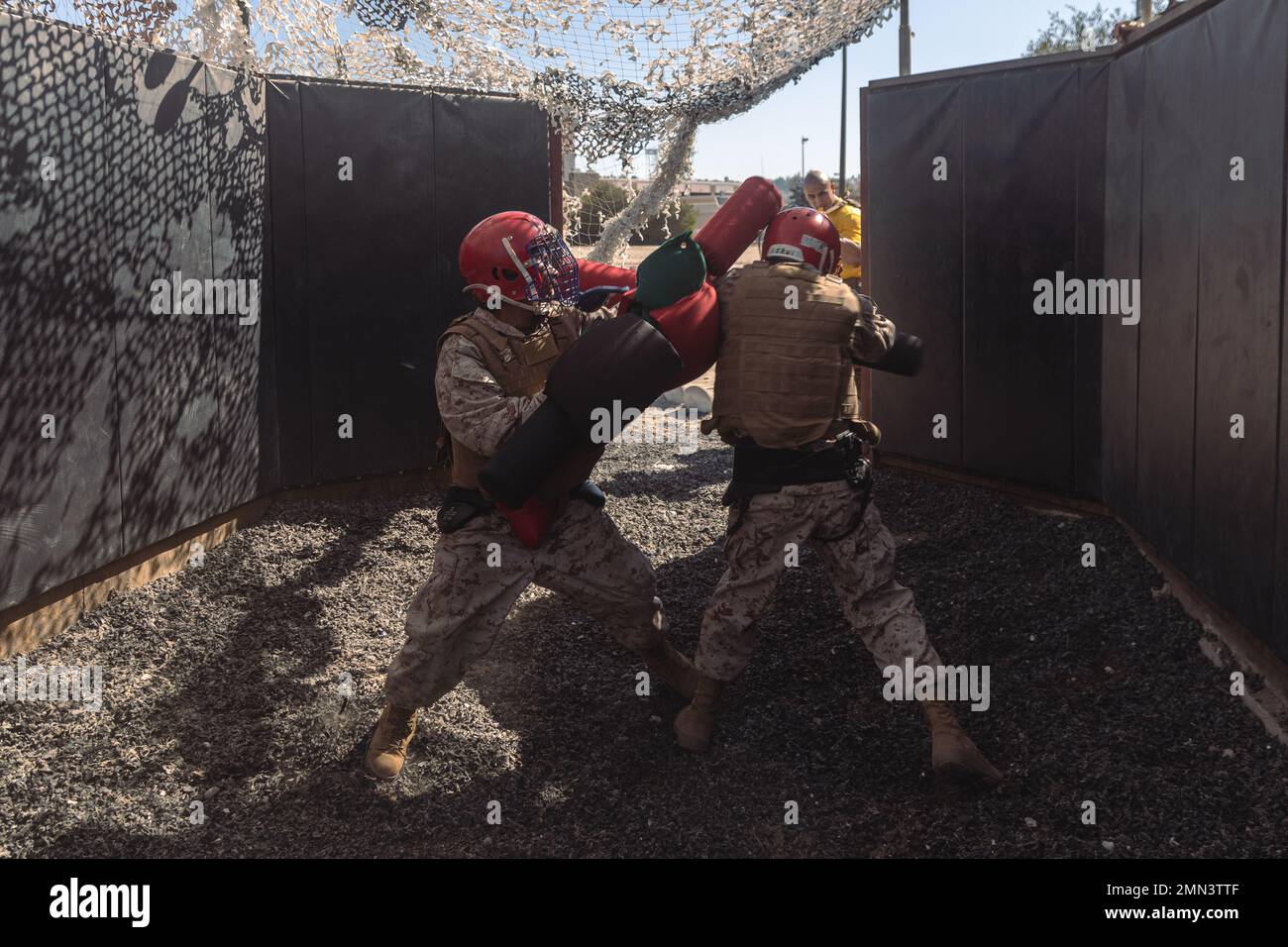 US Marine Corps rekrutiert mit Hotel Company, 2. Recruit Training Bataillon, treten während einer Pugil Sticks Veranstaltung im Marine Corps Recruit Depot, San Diego, 27. September 2022 gegeneinander an. Während der Pugil Sticks Veranstaltung führten Rekruten zahlreiche Techniken des Marinekorps-Kampfkunstprogramms durch. Stockfoto