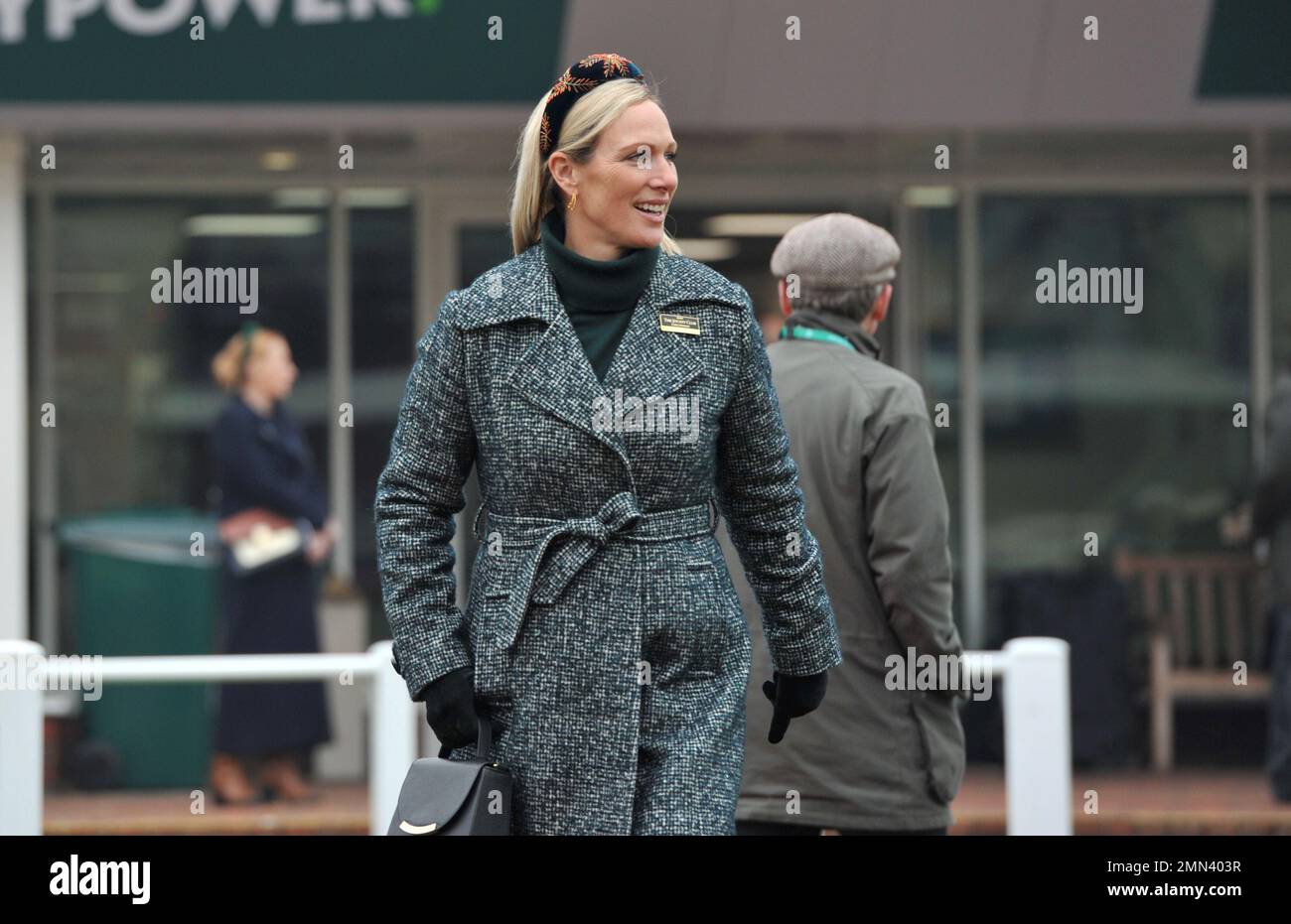 Zara Tindall Horse Racing auf der Cheltenham Racecourse, Prestbury Park on Trials Day im Januar vor dem Gold Cup National Hunt Festival Stockfoto