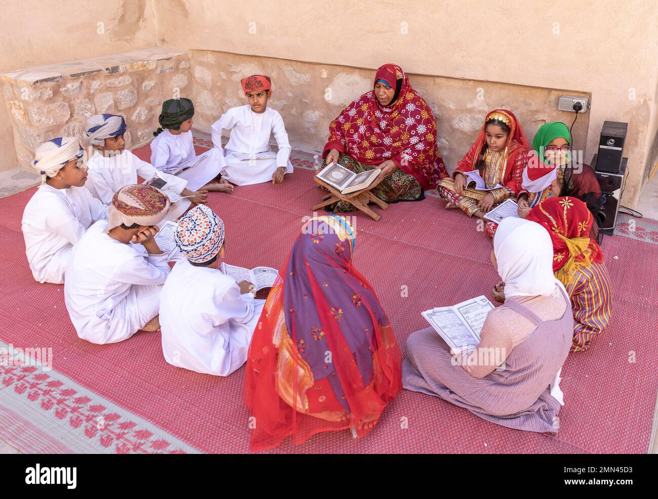 Nizwa, Oman, 2. Dezember 2022: omanische Kinder rezitieren ein heiliges Buch Stockfoto