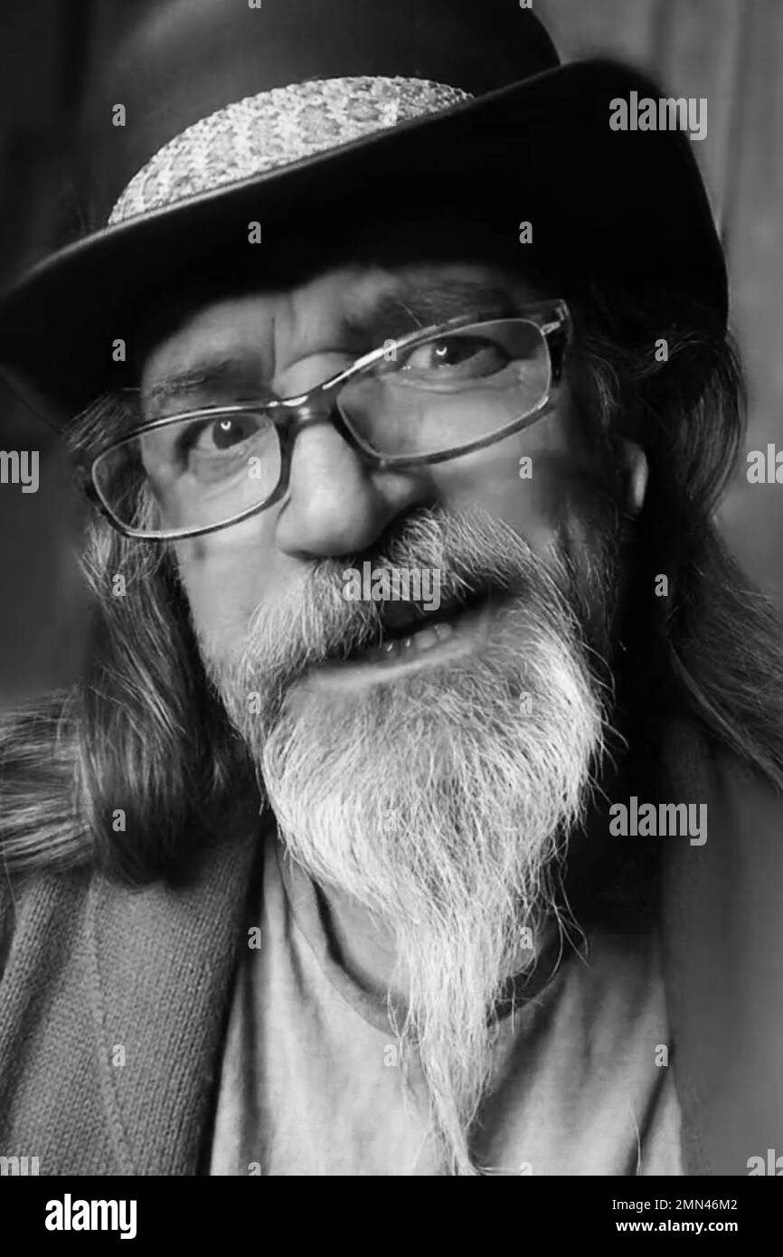 Ältere Person mit langem Bart und altem Hut posiert für ein Porträt Stockfoto