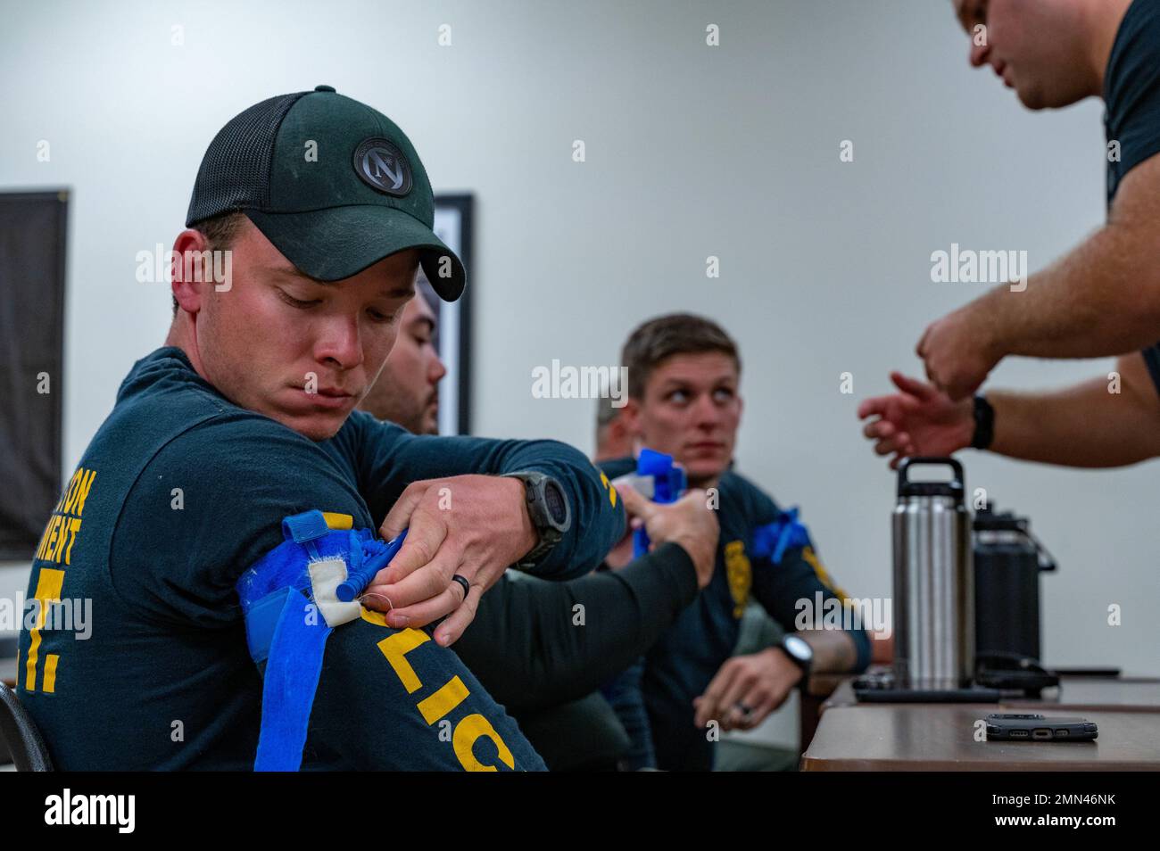 Ryan Adams, Teammitglied des North Charleston Police Department Special Weapons and Tactics (SWAT), übt während des SWAT-Gipfels 2022 an der South Carolina Criminal Justice Academy, Columbia, South Carolina, am 27. September 2022, die Anwendung eines Gewehrs. Das SWAT-Team des Columbia Federal Bureau of Investigation (FBI) veranstaltet den diesjährigen Gipfel und teilt seine Techniken in den Bereichen Close Quarter Combat (CQB), Missionsplanung, Taktik und Range-Übungen mit den Partnerabteilungen. Stockfoto