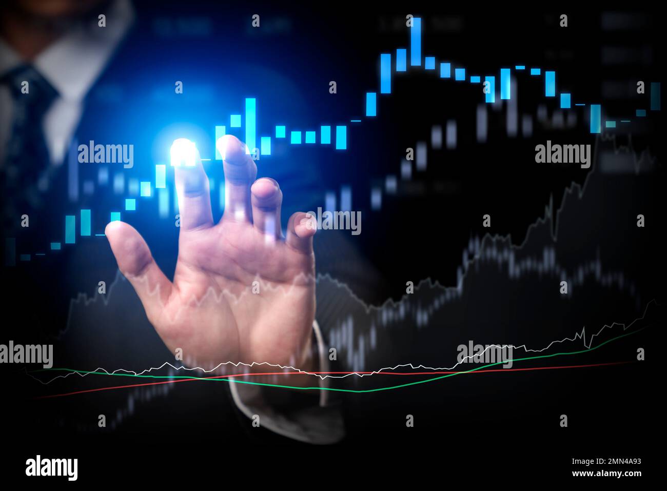 Geschäftsanalytiker, der mit digitalen Finanzdaten arbeitet, zeigt eine Grafik der Technologie der Investitionsstrategie für ein perzeptives Finanzgeschäft Stockfoto
