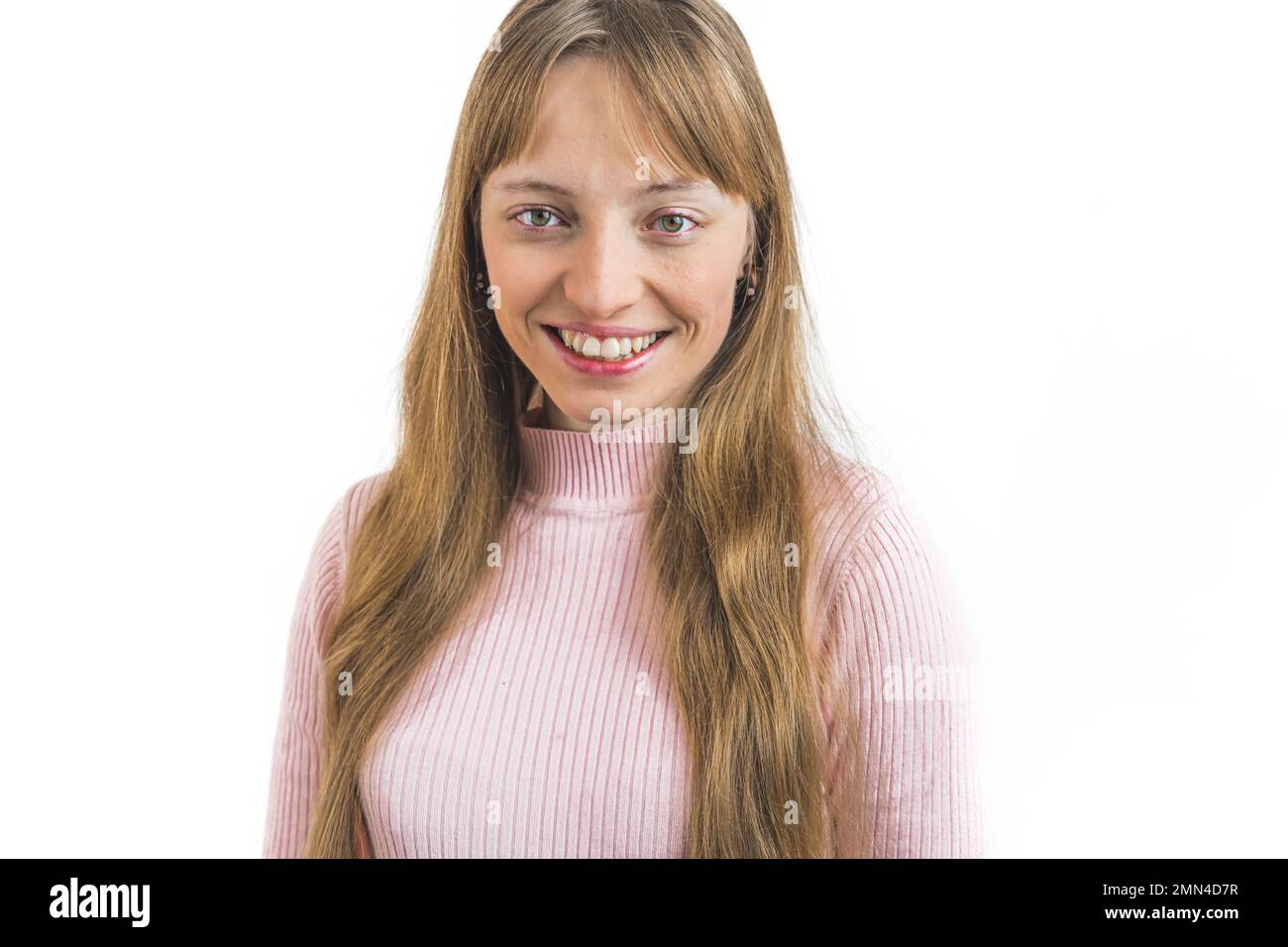 Porträt einer weißhäutigen Frau mit langen glatten Haaren, die lächelt und auf weißem Hintergrund in die Kamera schaut. Hochwertiges Foto Stockfoto