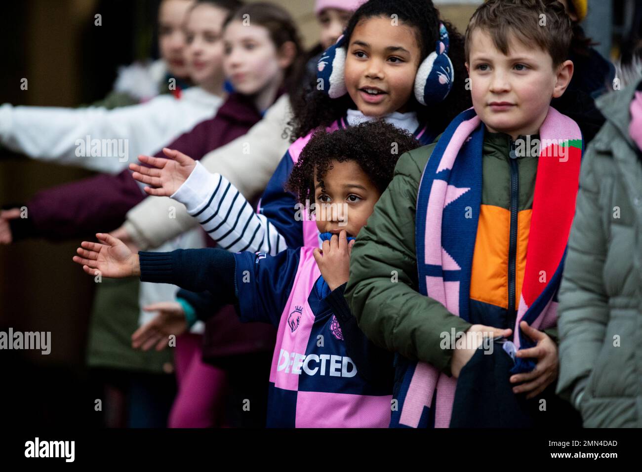 Junge Fans von Dulwich Hamlet warten darauf, den Spielern am Ende eines Frauenspiels des Dulwich Hamlet FC High Fives zu geben. Stockfoto