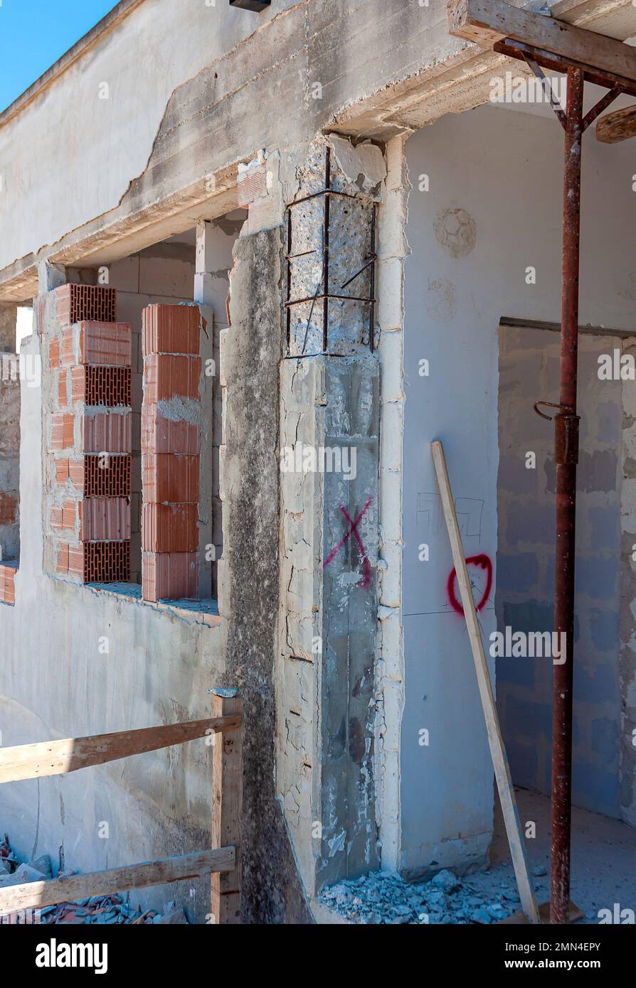 Stahlbetonsäule, bereit für die Bewehrung mit Verfugung von Bewehrungsstäben mit Epoxidharz Stockfoto