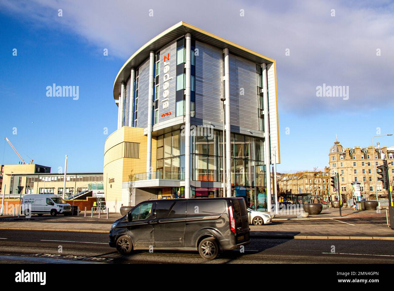 Dundee, Tayside, Schottland, Großbritannien. 30. Januar 2023. UK Weather: Nordost Schottland genießt milde Januar-Sonne mit Temperaturen um die 9°C. Der Tay River, das V&A Design Museum, Discovery Point und das Dundee Waterfront Development Project dominieren die Landschaft im Januar. Touristen und Einheimische nutzen das Wetter von Ende Januar gleichermaßen bei einem Spaziergang entlang der sonnenverwöhnten Uferpromenade. Kredit: Dundee Photographics/Alamy Live News Stockfoto