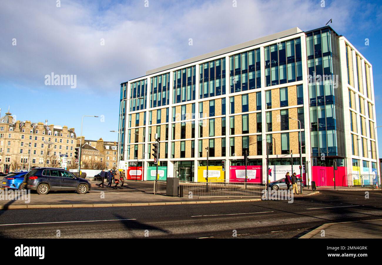 Dundee, Tayside, Schottland, Großbritannien. 30. Januar 2023. UK Weather: Nordost Schottland genießt milde Januar-Sonne mit Temperaturen um die 9°C. Der Tay River, das V&A Design Museum, Discovery Point und das Dundee Waterfront Development Project dominieren die Landschaft im Januar. Touristen und Einheimische nutzen das Wetter von Ende Januar gleichermaßen bei einem Spaziergang entlang der sonnenverwöhnten Uferpromenade. Kredit: Dundee Photographics/Alamy Live News Stockfoto