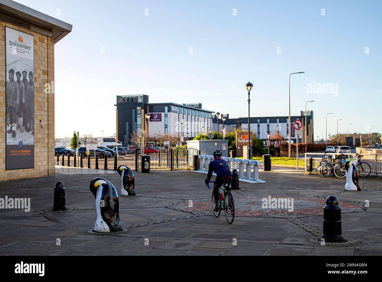 Dundee, Tayside, Schottland, Großbritannien. 30. Januar 2023. UK Weather: Nordost Schottland genießt milde Januar-Sonne mit Temperaturen um die 9°C. Der Tay River, das V&A Design Museum, Discovery Point und das Dundee Waterfront Development Project dominieren die Landschaft im Januar. Touristen und Einheimische nutzen das Wetter von Ende Januar gleichermaßen bei einem Spaziergang entlang der sonnenverwöhnten Uferpromenade. Kredit: Dundee Photographics/Alamy Live News Stockfoto