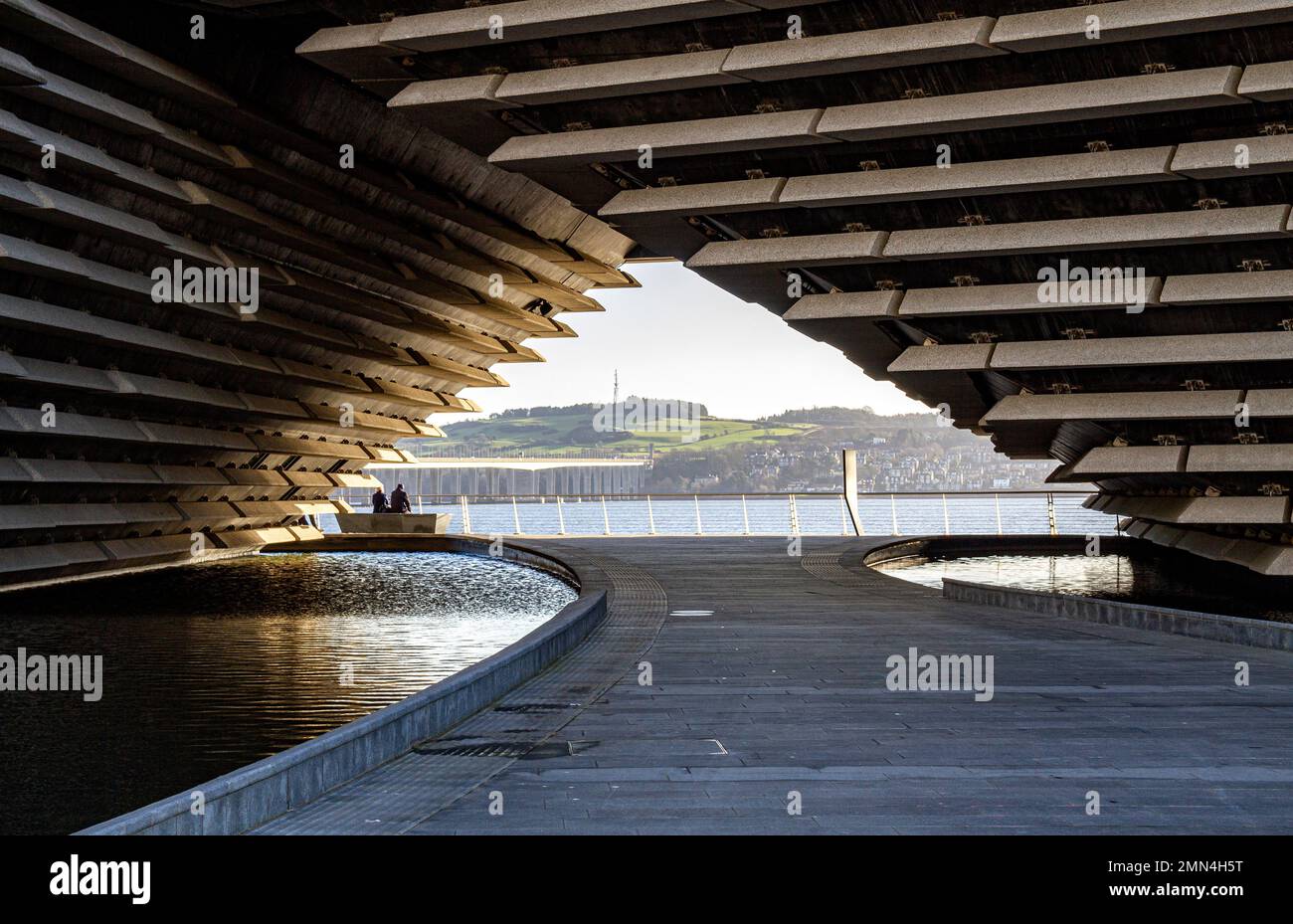 Dundee, Tayside, Schottland, Großbritannien. 30. Januar 2023. UK Weather: Nordost Schottland genießt milde Januar-Sonne mit Temperaturen um die 9°C. Der Tay River, das V&A Design Museum, Discovery Point und das Dundee Waterfront Development Project dominieren die Landschaft im Januar. Touristen und Einheimische nutzen das Wetter von Ende Januar gleichermaßen bei einem Spaziergang entlang der sonnenverwöhnten Uferpromenade. Kredit: Dundee Photographics/Alamy Live News Stockfoto