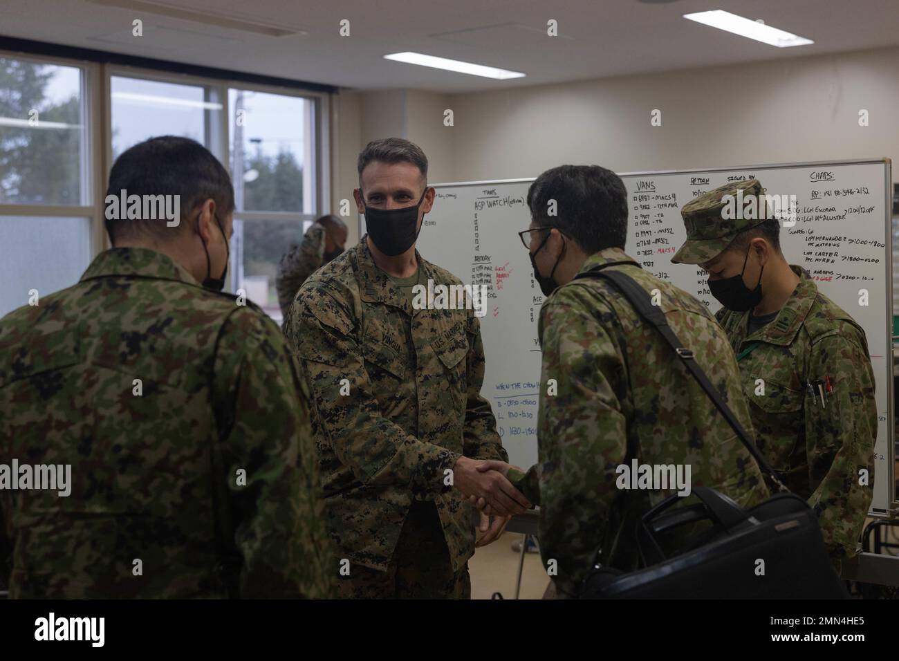 US-Marineinfanteristen mit 12. Marineregiment, 3D Marine Division und Mitgliedern der Japan Ground Self Defense Force führen bilaterale Planungen im Vorfeld von Resolute Dragon 22 im Yausubetsu Manöver Area, Hokkaido, Japan, 28. September 2022 durch. Resolute Dragon 22 ist eine jährliche Übung zur Stärkung der Verteidigungsfähigkeiten der US-Japan-Allianz durch die Ausübung integrierter Kommando- und Kontrollfunktionen, das Anvisieren, die Kombination von Waffen und Manöver über mehrere Domänen hinweg. Stockfoto