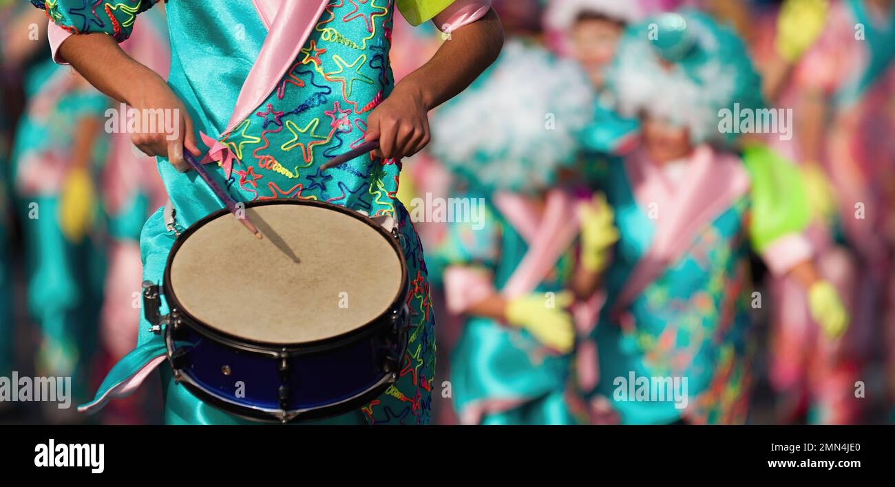 Karnevalsmusik, gespielt auf Trommeln von bunt gekleideten Musikern Stockfoto