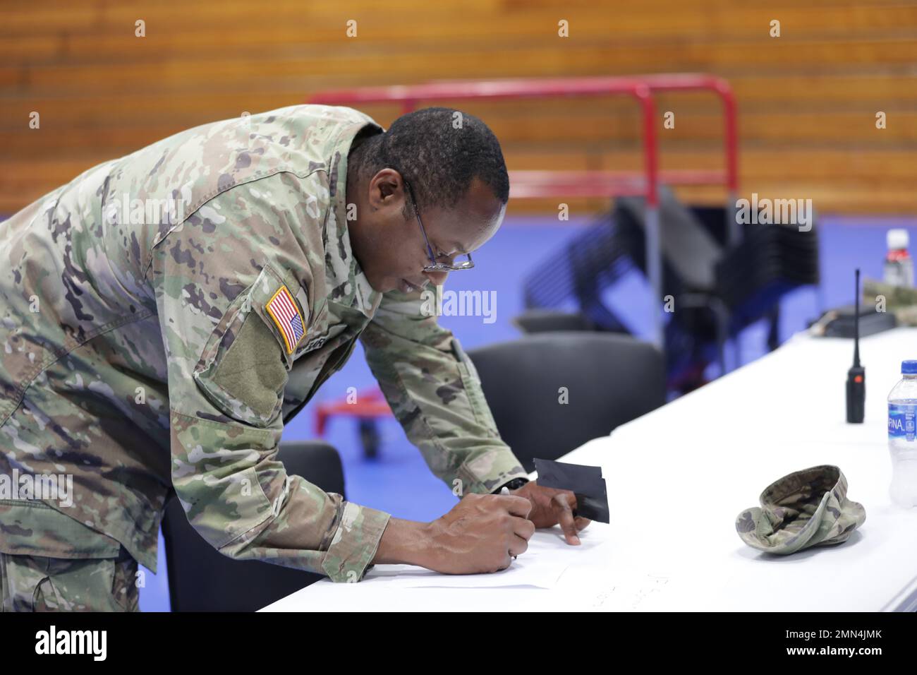 Cpt. James Barr, ein Soldat der Florida Army National Guard (FLNG) beim 927. Combat Sustainment Support Battalion (CSSB) aus Camp Blanding, Florida, erstellt im Rahmen einer Übung zur Generalprobe des Konzepts (ROC) die Indikatormarken der Einheiten, um eine Formation zu untersuchen, die für die Hilfsmaßnahmen des Hurricane Ian im Bundesstaat unerlässlich ist. Als der Hurrikan Ian über den Bundesstaat Florida heraufragte, aktivierte Gouverneur Ron DeSantis über 5000 FLNG-Soldaten, um sich auf den Landfall vorzubereiten. Stockfoto