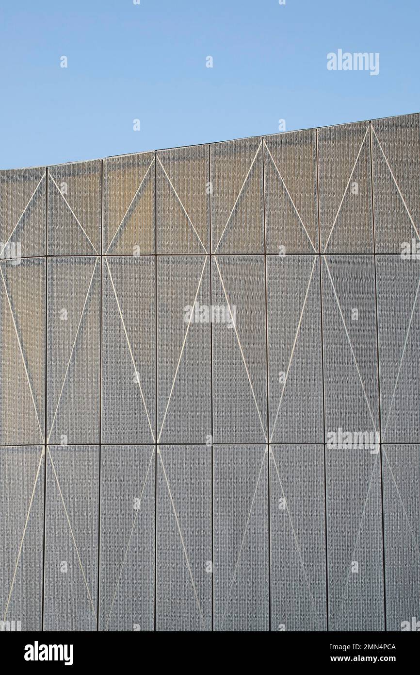 Außenfassade aus Aluminiumgeflecht. F51 Skatepark, Folkestone, Vereinigtes Königreich. Architekt: Hollaway Studio, 2022. Stockfoto