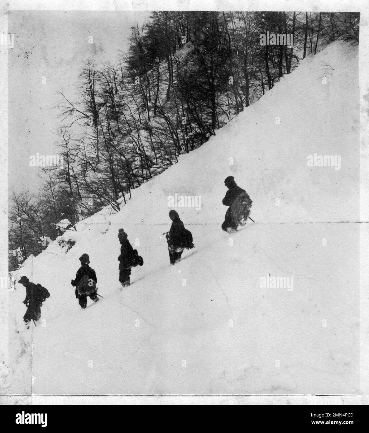 Escursionisti scendono dal Pizzo Deta nel 1927 Stockfoto