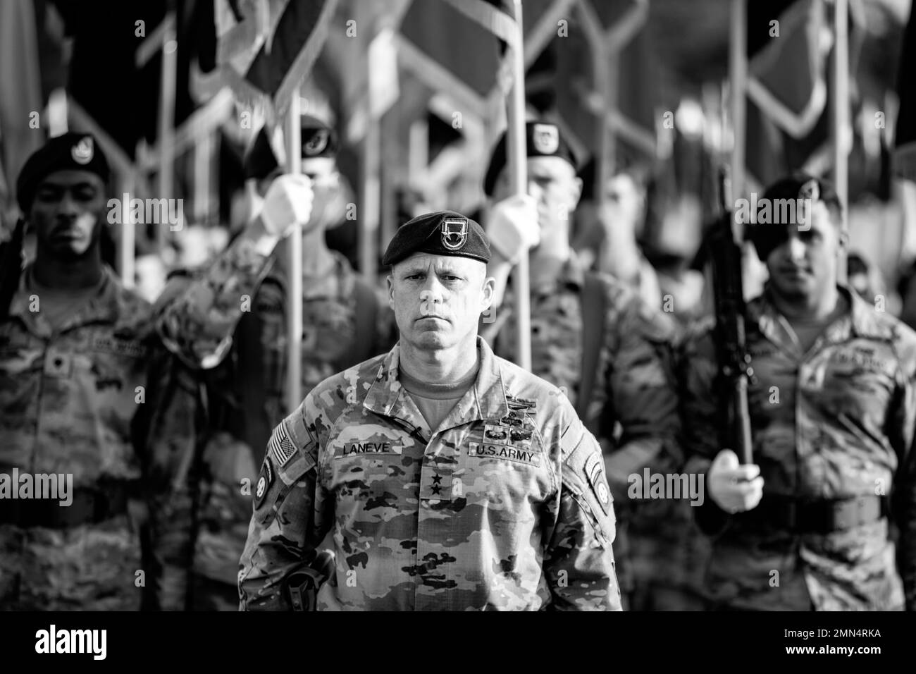 Fallschirmjäger der US-Armee, die der Airborne Division 82. zugewiesen sind, nehmen an der Generalprobe der Division am 28. September 2022 in Fort Bragg, North Carolina, Teil. Die gesamte American Week besteht aus vielen Sportveranstaltungen, dem Old Timer’s Breakfast, einer Gedenkfeier, einem 10-Meilen-Lauf, einem 34-Meter-Turm, Induction Ceremony der Hall of Fame und endet mit dem Pass und der Überprüfung der Division zur Feier der Kultur und des Vermächtnisses der amerikanischen Ehrenwache. Stockfoto