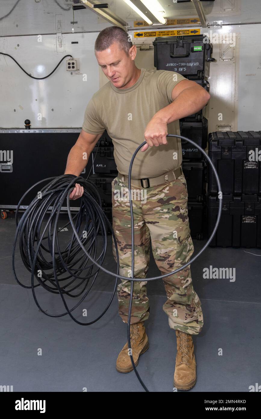 Flieger mit der 255. Air Control Squadron, 172. Airlift Wing, Mississippi Air National Guard, inspizieren und verpacken Ausrüstung im Gulfport Combat Readiness Training Center, Gulfport, Mississippi, 28. September 2022. Die Airmen bereiten sich auf den Einsatz nach Florida zur Unterstützung des Wiederaufschwungs des US-Bundesstaates Ian vor. Stockfoto