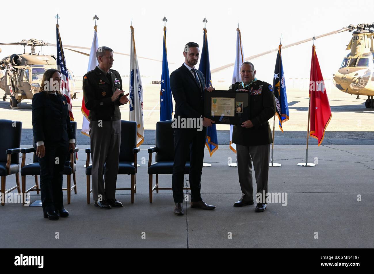 Rhys Williams, stellvertretender Kabinettssekretär des Büros von Gouverneur Gavin Newsom, überreicht den US-Armeegeneral David Baldwin, den ehemaligen Adjutanten-General von Kalifornien, bei seiner Ruhestandszeremonie in Mather Field, Sacramento, Kalifornien, am 28. September 2022 mit dem kalifornischen Orden. Baldwin wurde erstmals 2011 vom Gouverneur Edmund Brown Jr. zum Adjutanten-General ernannt. Stockfoto