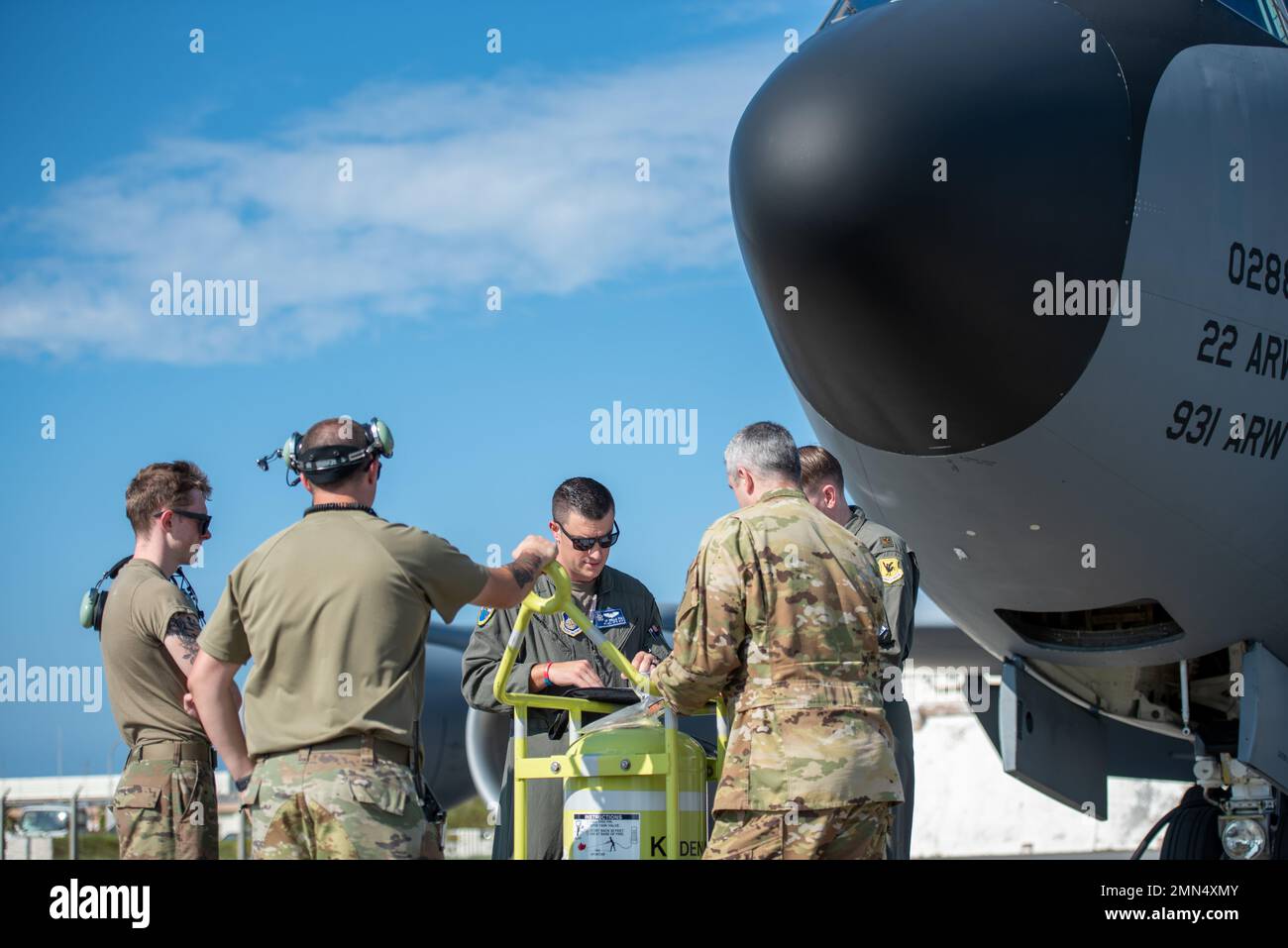 Die dem Flugzeuginstandhaltungs-Team von 909. und dem Flugzeugbetankungsgeschwader von 909. zugewiesenen Flieger überprüfen die Wartungsansätze von KC-135 Stratotanker auf dem Militärflugplatz Kadena, Japan, 28. September 2022. Kadena führt Operationen zur Unterstützung der Verteidigung Japans sowie der US-Bemühungen zur Erhaltung eines freien und offenen Indo-Pazifik-Raums durch. Stockfoto