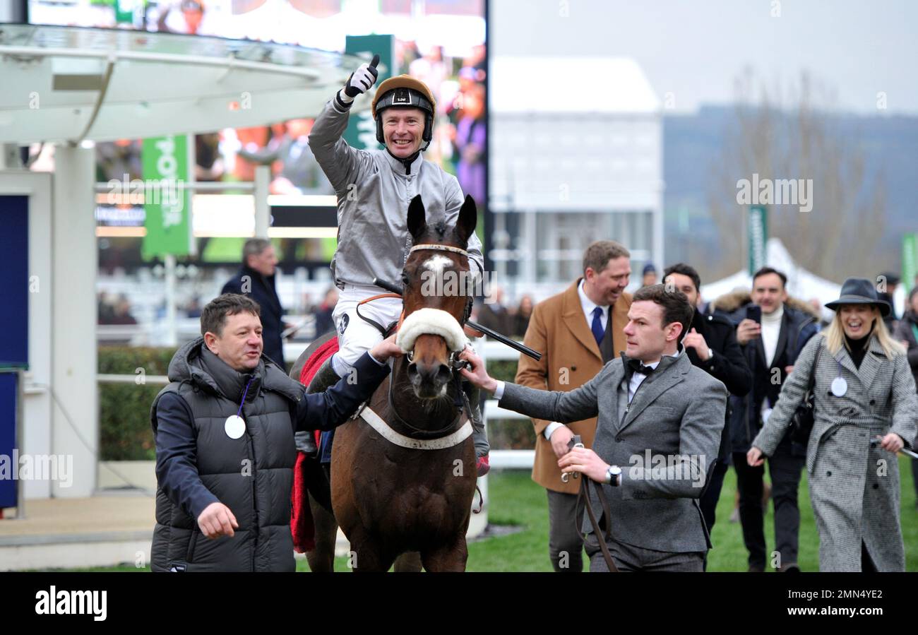 Rennen 7, die Dahlbury-Hengste bei Chapel Stud Cleeve Hürde. Rennsieger Gold-Tweet geritten von Johnny Charron betritt das Gewinnergehäuse Hor Stockfoto