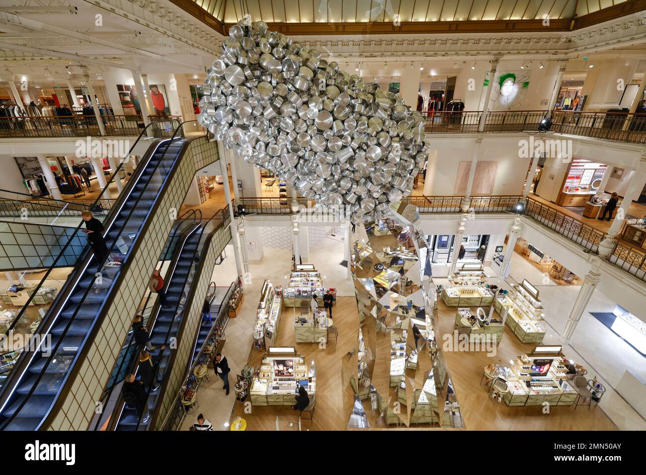 LE BON MARCHE HEISST SANGAM WILLKOMMEN, WOHNGEGENSTÄNDE VON SUBODH GUPTA Stockfoto