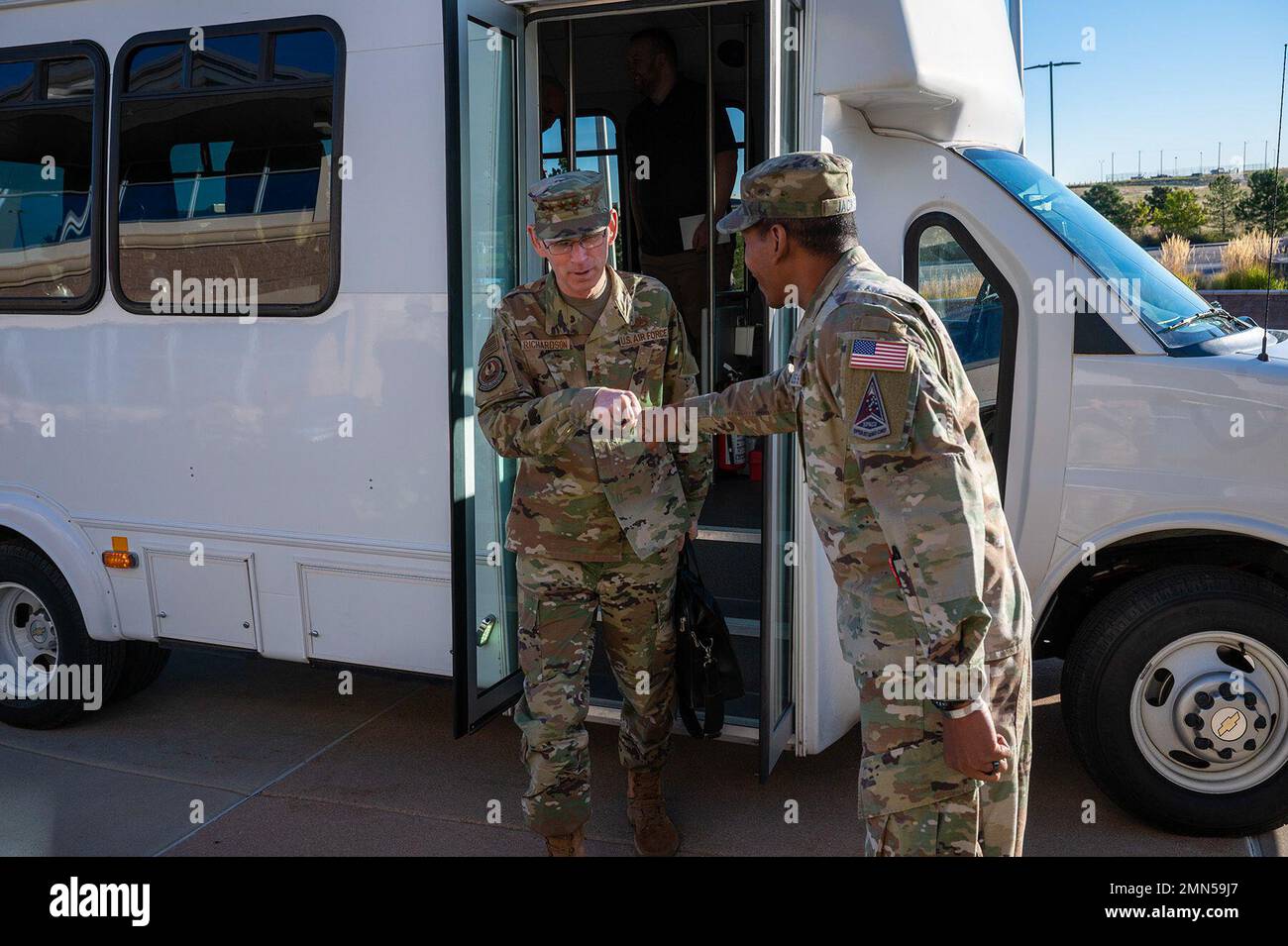 General Duke z... Richardson, Air Force Material Command Commander, wird vom Oberst Marcus Jackson, Space Base Delta 2 Commander, im Space Base Delta 2 Hauptquartier auf der Buckley Space Force Base, Colorado, am 28. September 2022 begrüßt. Richardsons Besuch war von großer Bedeutung für die Raumbasis Delta 2 und ihre künftigen Bemühungen, eine bessere Zukunft zu schaffen und sich auf die Effizienz der Mission zu konzentrieren. Stockfoto