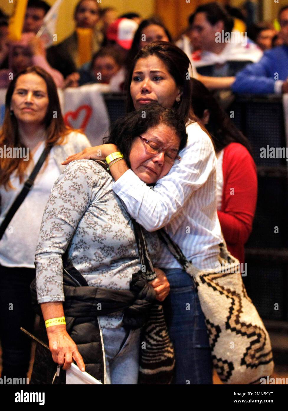 Supporters of Gustavo Petro, presidential candidate for Colombia Humana, cry as results of the vote count come in, giving an early advantage to his rival Ivan Duque, in Bogota, Colombia, Sunday, June 17, 2018. A preliminary count of nearly 85 percent of voting center reports indicates Duque has a lead of 13 percentage points over Petro. (AP Photo/Martin Mejia) Stockfoto