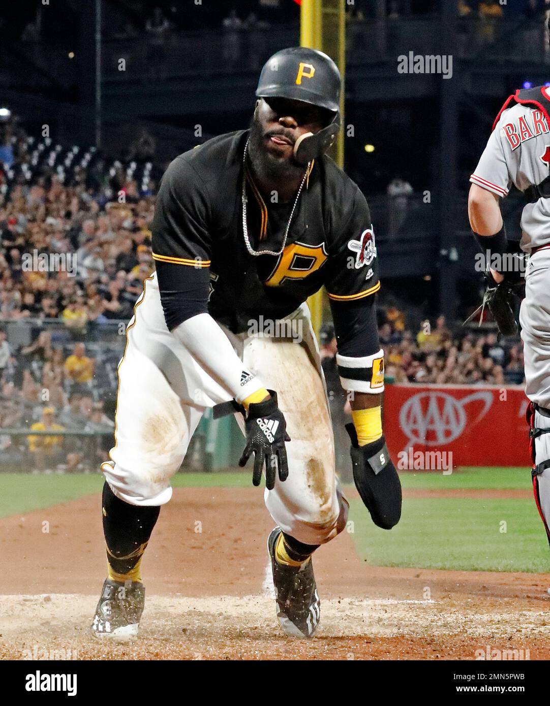 Pittsburgh Pirates' Josh Harrison scores the go-ahead run on a sacrifice fly by Colin Moran off Cincinnati Reds relief pitcher Michael Lorenzen in the sixth inning of a baseball game in Pittsburgh, Friday, June 15, 2018. The Pirates won 3-2. (AP Photo/Gene J. Puskar) Stockfoto