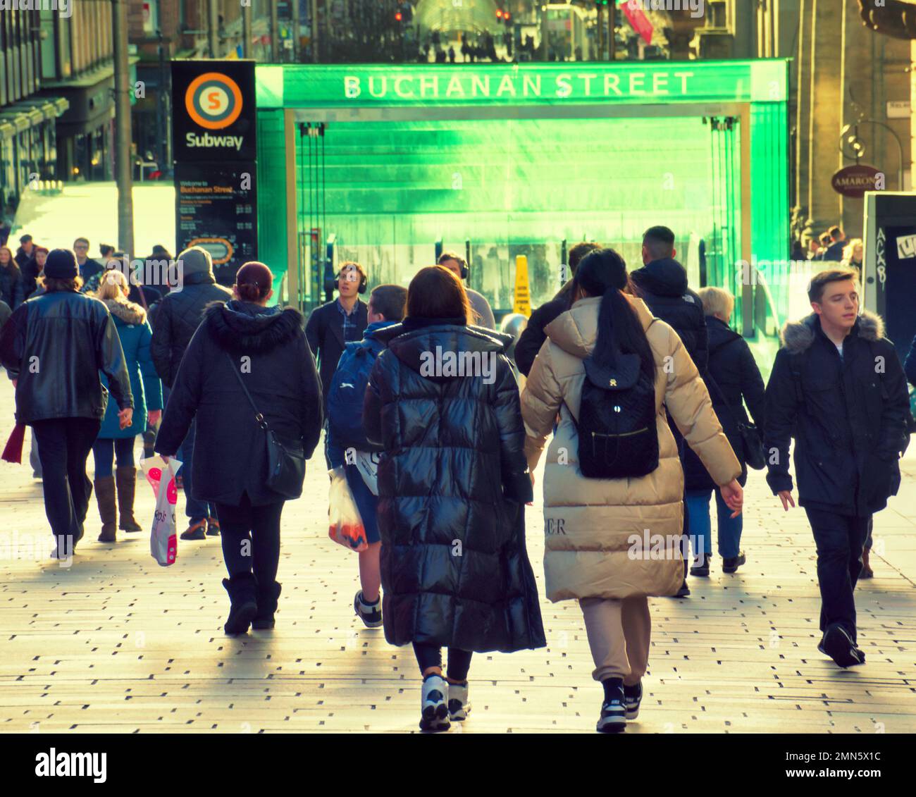 Glasgow, Schottland, Vereinigtes Königreich 29.t. Januar 2023. UK Weather: Die Buchanan Street an der shopping.capital von Schottland ist eine sonnige Meile mit kalter und nasser Säge. Credit Gerard Ferry/Alamy Live News Stockfoto