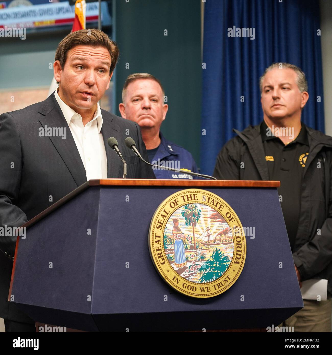 Tallahassee, FL, 29. September 2022 - Gouverneur von Florida, Ron DeSantis, gibt eine Briefing über die neuesten Nachrichten von dem US-Präsidenten Ian. Robert Kaufmann/FEMA Stockfoto