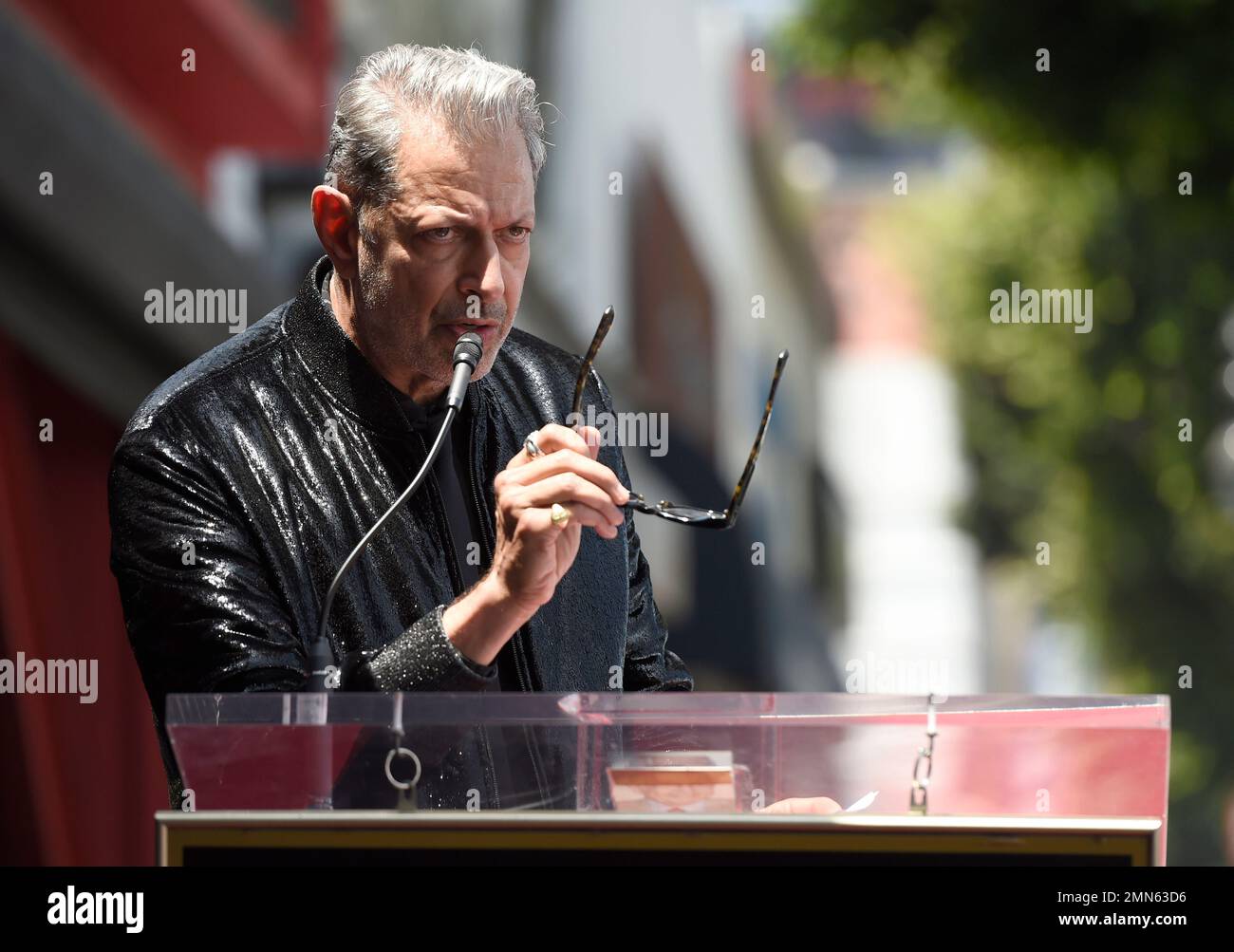 Actor Jeff Goldblum, best known for his roles in "The Fly," "Independence Day" and "Jurassic Park, speaks during a ceremony honoring him with a star on the Hollywood Walk of Fame on Thursday, June 14, 2018, in Los Angeles. (Photo by Chris Pizzello/Invision/AP) Stockfoto