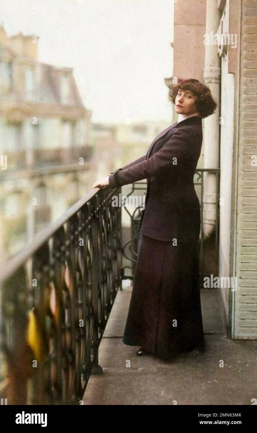 Portrait de Colette sur un Balcon vers 1900 Stockfoto