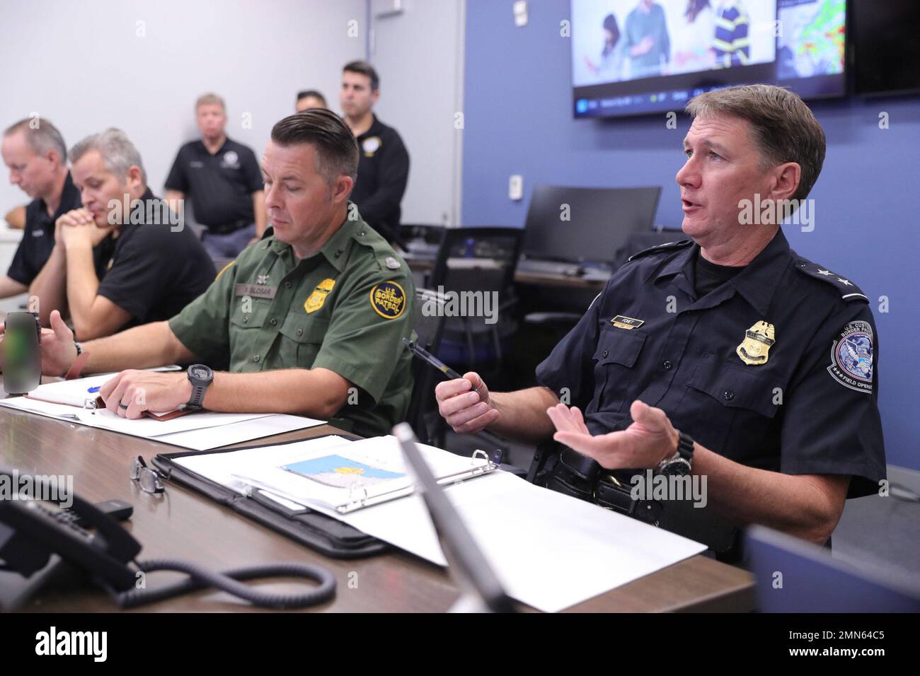 US-amerikanische Zoll- und Grenzschutzbeamte mit dem Office of Field Operations führen Aufsichtstätigkeiten im Notfalleinsatzzentrum der Region IV in Doral, Florida, 29. September 2022 durch. CBP-Foto von Glenn Fawcett Stockfoto