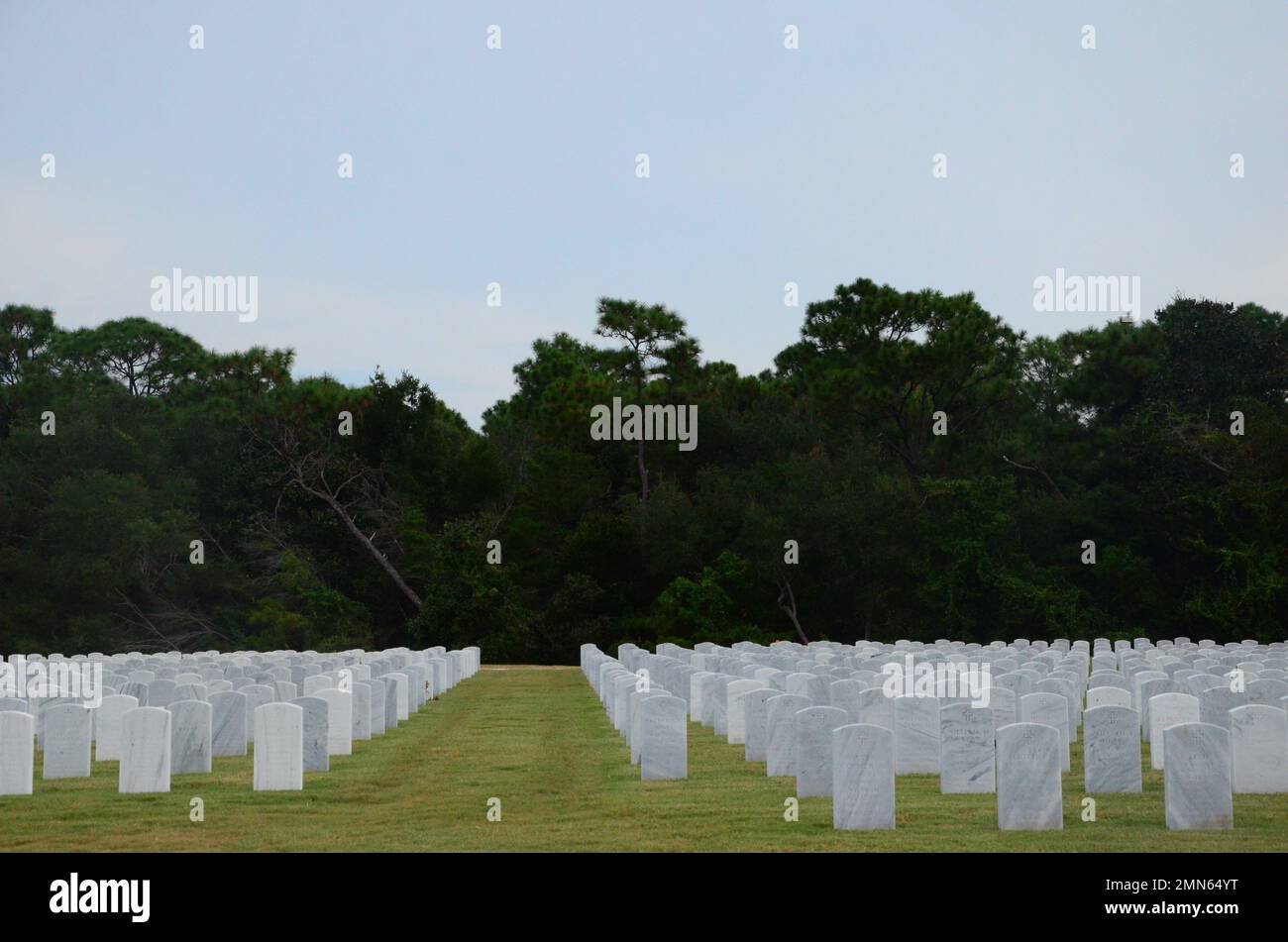 Abschnitt 55 in der Nähe der Einlieferung A auf dem barrancas Nationalfriedhof. Seit 2022 ist der Barrancas National Cemetery, der sich auf NAS Pensacola befindet, der Rastplatz für über 40.000 Personen. Stockfoto