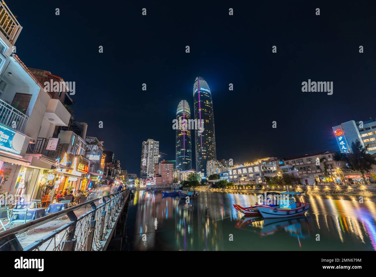 Xiamen shimao Kanalgebäude bei Nacht Stockfoto