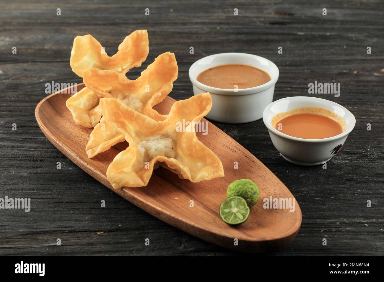 Batagor Baso Tahu Goreng Bandung, gebratene Teigtaschen, serviert mit Erdnusssoße Stockfoto