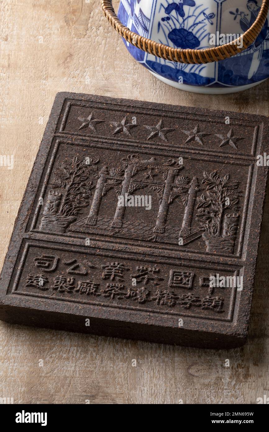 Chinesischer Teestein aus der Provinz Hubei, dicht vor einer Teekanne auf dem Tisch Stockfoto