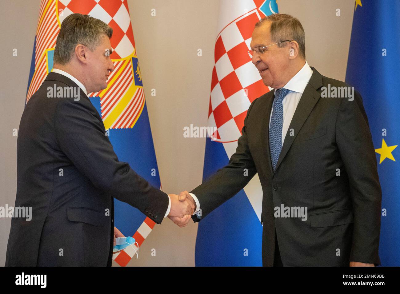 FILE - Russian Foreign Minister Sergey Lavrov, right, shakes hands with Croatia's President Zoran Milanovic, in Zagreb, Croatia, Dec. 16, 2020. Croatia's president on Monday Jan. 30. 2023 has criticized Western nations for sending heavy tanks and other arms to Ukraine for its defense against the Russian aggression, saying it will only prolong the war. (AP Photo/Darko Bandic, File) Stockfoto