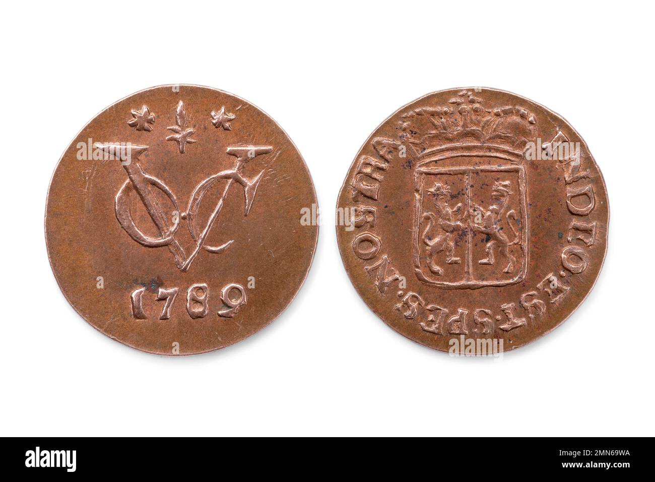 Vor- und Rückseite einer alten VOC-Münze aus 1789 isoliert auf weißem Hintergrund Stockfoto