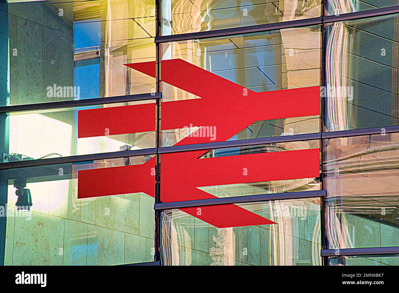 British Rail Double Arrow Logo vor Queen Street Station om Mirror Wall Glasgow, Schottland, Großbritannien Stockfoto