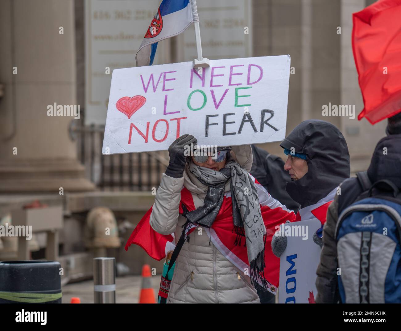Menschen versammeln sich bei einem Covid-19 Anti-Maske und Impfstoff Protest. Menschenmassen treffen sich in den Straßen von Toronto, Ontario Canada, im Queen's Park. Stockfoto