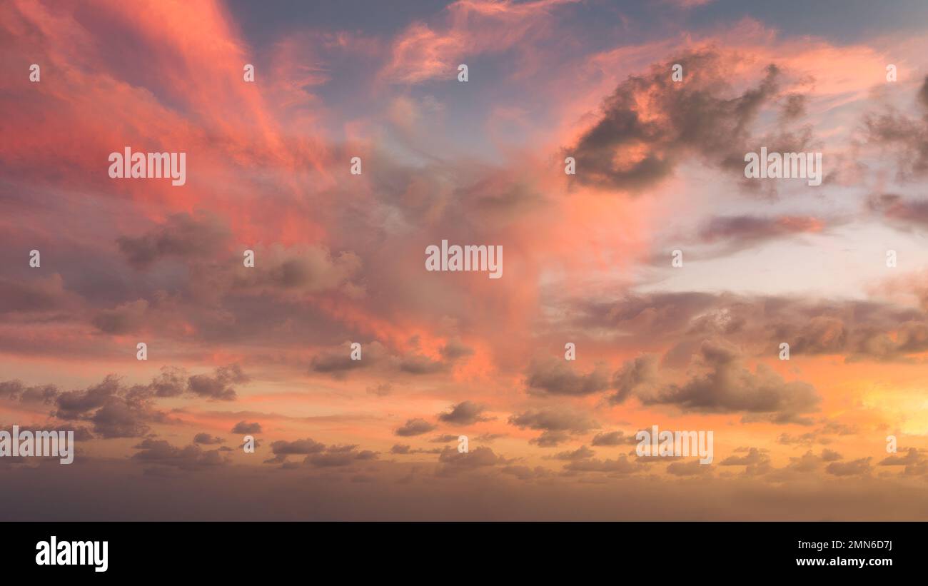 Dramatischer farbenfroher Sonnenuntergang am Himmel. Rote gelbe Töne. Stockfoto