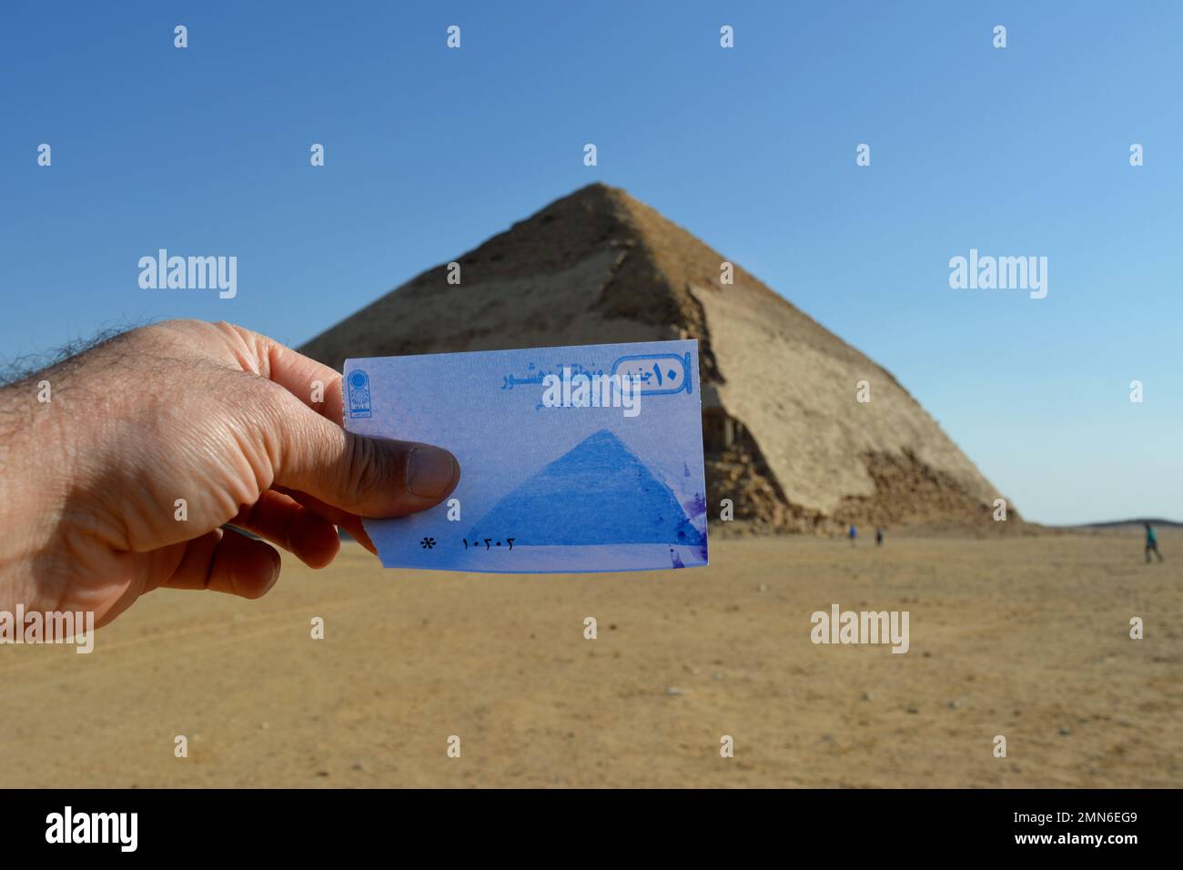 Das Ticket für die verbogene Pyramide von König Sneferu an ihrem Standort, Ein einzigartiges Beispiel für die frühe Pyramidenentwicklung in Ägypten, das sich in Dahshur Badrashin Ba befindet Stockfoto