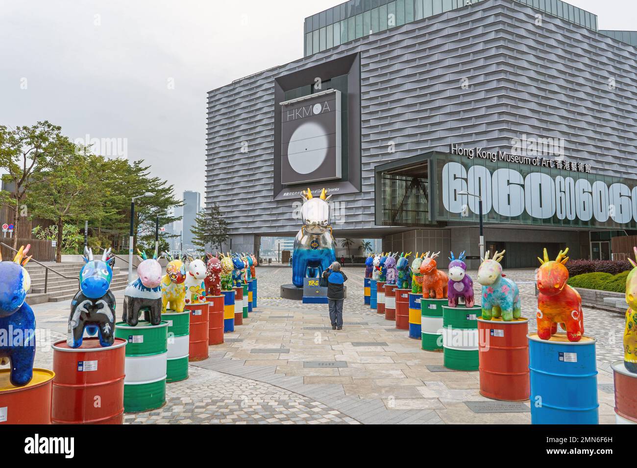 Hongkong - Dezember 2022 - Ausstellung für zeitgenössische Kunst vor dem Museum of Art, Victoria Harbour Stockfoto