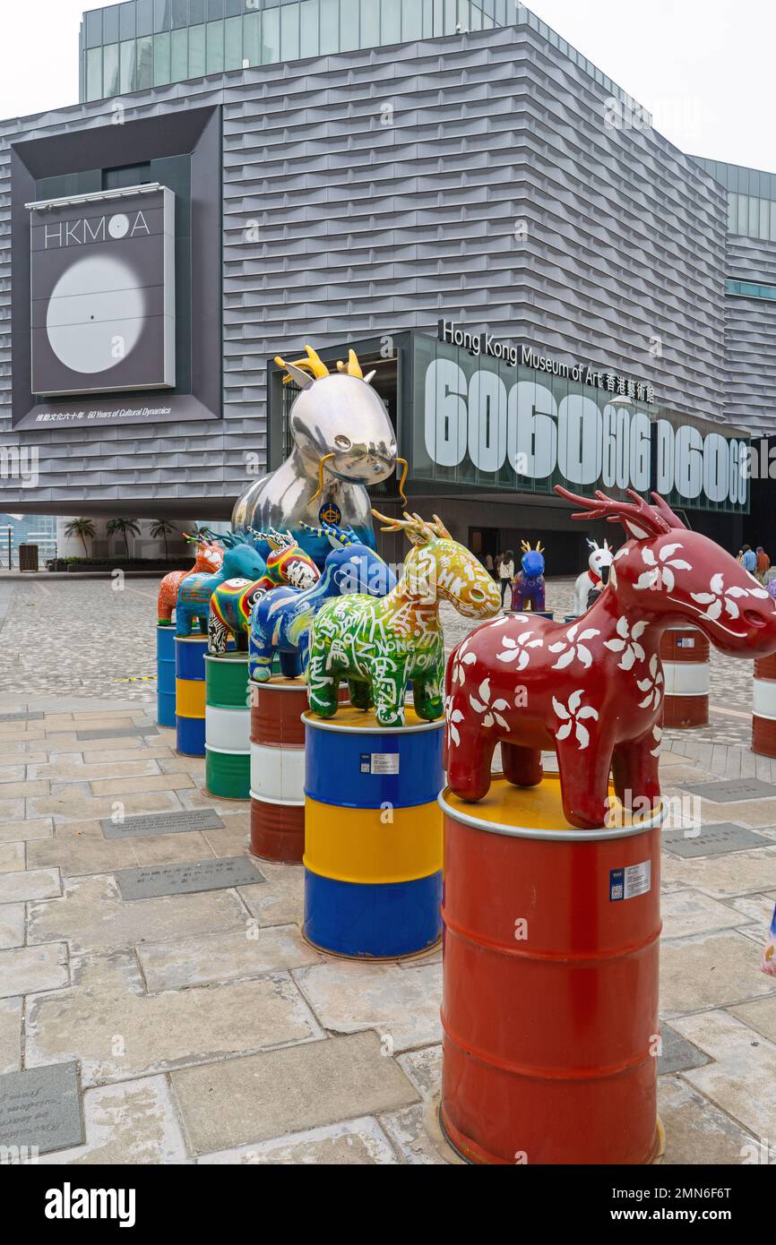 Hongkong - Dezember 2022 - Ausstellung für zeitgenössische Kunst vor dem Museum of Art, Victoria Harbour Stockfoto